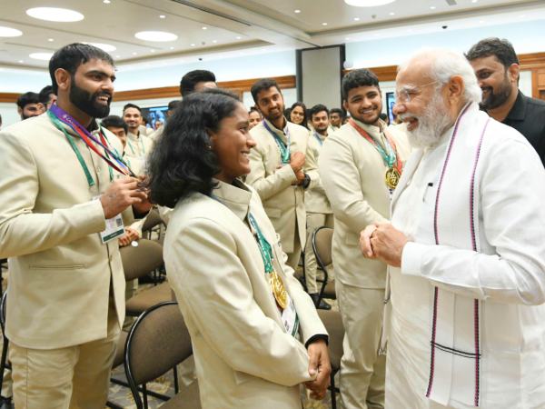 ಬ್ಯಾಡ್ಮಿಂಟನ್ ತಂಡದೊಂದಿಗೆ ಸಂವಾದ ನಡೆಸಿದ ಮೋದಿ