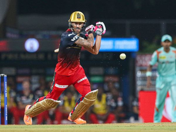 ಇನ್ನಿಂಗ್ಸ್‌ನ ಮೊದಲ ಓವರ್‌ನಲ್ಲಿ ಡು ಪ್ಲೆಸಿಸ್ ಔಟ್