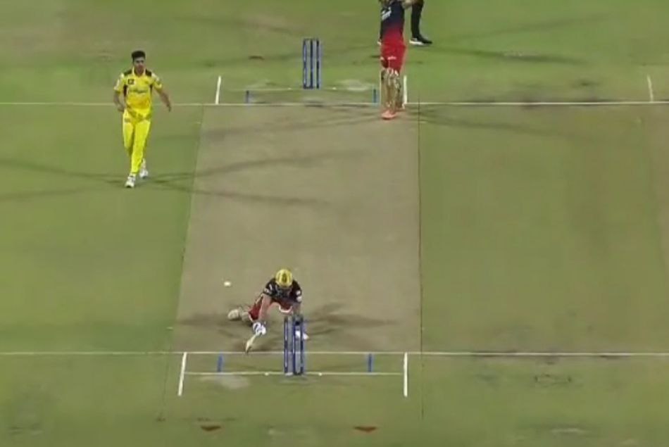 IPL 2022: CSK bowler Mukesh Choudhary hits Virat Kohli during the match and apologises immediately IPL 2022: CSK bowler Mukesh Choudhary hits Virat Kohli during the match and apologises immediately