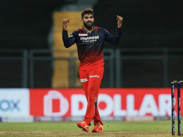 ಟೂರ್ನಿಯಲ್ಲಿ ಸಂಜು ಸ್ಯಾಮ್ಸನ್ vs ವನಿಂದು ಹಸರಂಗ 