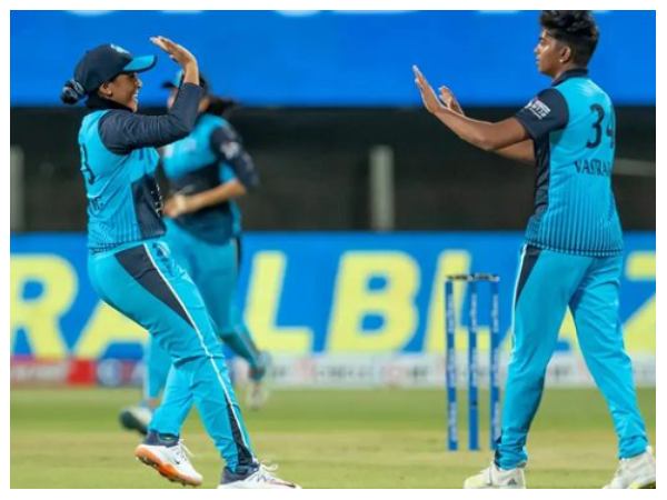 ನಾಲ್ಕು ವಿಕೆಟ್ ಕಬಳಿಸಿದ ಪೂಜಾ ವಸ್ತ್ರಾಕರ್