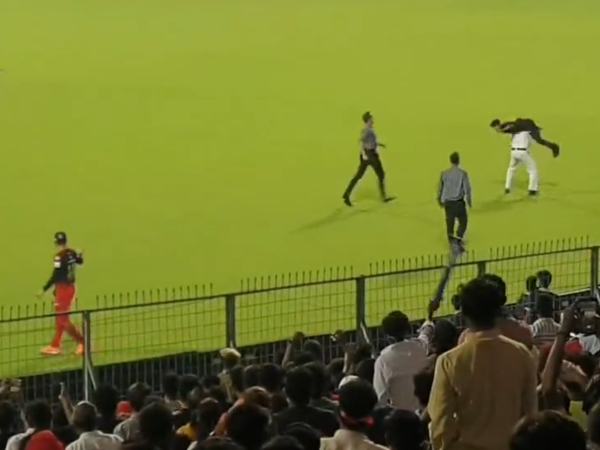 ತನ್ನ ಭುಜದ ಮೇಲೆ ಅಭಿಮಾನಿಯನ್ನು ಹೊತ್ತೊಯ್ದ ಪೊಲೀಸ್