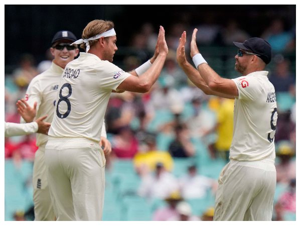 ಆಡುವ ಬಳಗ ಹೀಗಿದೆ