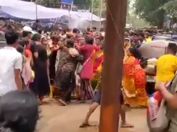 ಗುರುತಿನ ಪುರಾವೆಯನ್ನು ಒದಗಿಸಿದ ನಂತರ ಎರಡು ಟಿಕೆಟ್