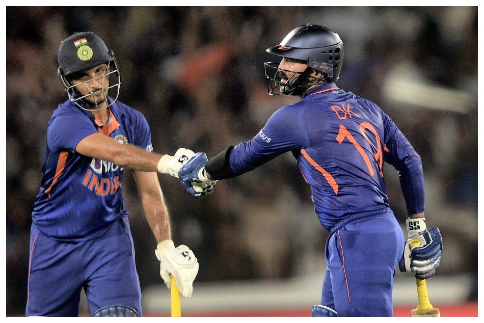 ಸ್ಥಿರತೆಯ ವಿಚಾರದಲ್ಲಿ ಕಾರ್ತಿಕ್ ಎಲ್ಲರಿಗಿಂತ ಮುಂದಿದ್ದಾರೆ: ಕಾರ್ತಿಕ್