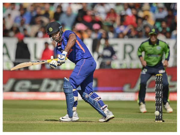 ಇತ್ತಂಡಗಳ ಆಡುವ ಬಳಗ