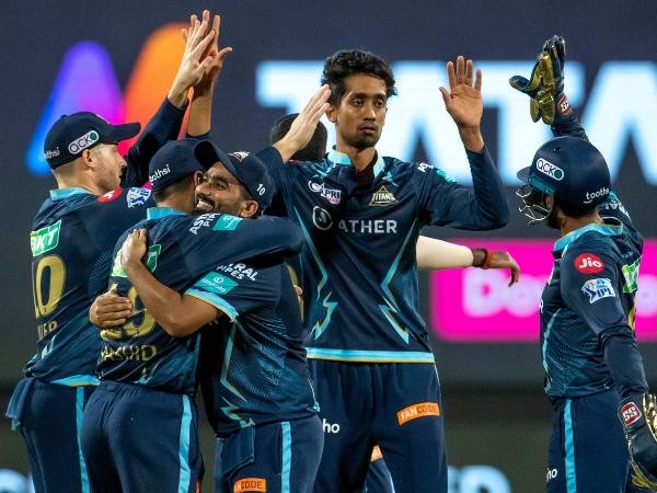 ಎರಡು ಓವರ್‌ಗಳಲ್ಲಿ ಕೇವಲ ಏಳು ರನ್‌ಗಳಿಗೆ ಎರಡು ವಿಕೆಟ್‌