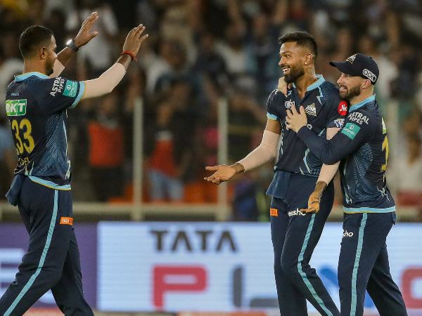 ನಾಲ್ಕು ಓವರ್‌ಗಳಲ್ಲಿ ಮೂರು ವಿಕೆಟ್‌