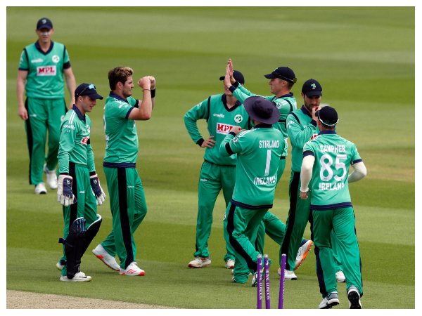 ಐರ್ಲೆಂಡ್ ಆಡುವ ಬಳಗ ಐರ್ಲೆಂಡ್ ಆಡುವ ಬಳಗ