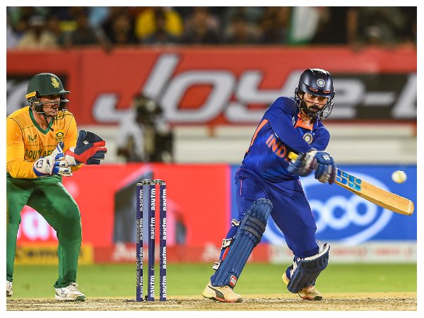 ಮೊದಲ ಅರ್ಧ ಶತಕ ಸಿಡಿಸಿದ ಡಿಕೆ