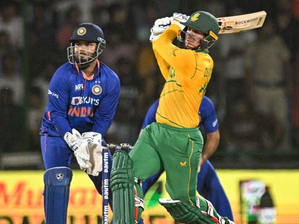 300 ಗರಿಷ್ಠಗಳನ್ನು ದಾಖಲಿಸಲು ಕೇವಲ 12 ಕ್ಯಾಚ್‌ಗಳ ದೂರ