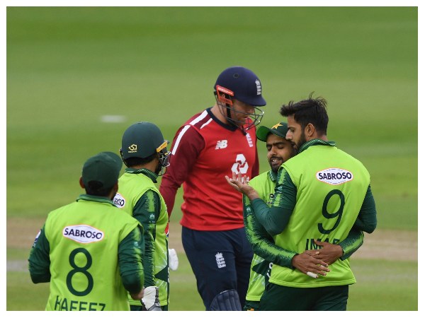 ಎರಡು ಅಥವಾ ಮೂರು ತಾಣಗಳಲ್ಲಿ ಪಂದ್ಯ