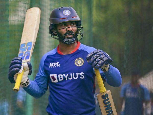 ಅಂತಿಮ 2 ಓವರ್ನಲ್ಲಿ ಅಬ್ಬರಿಸಿದ ದಿನೇಶ್ ಕಾರ್ತಿಕ್ ಅಂತಿಮ 2 ಓವರ್ನಲ್ಲಿ ಅಬ್ಬರಿಸಿದ ದಿನೇಶ್ ಕಾರ್ತಿಕ್