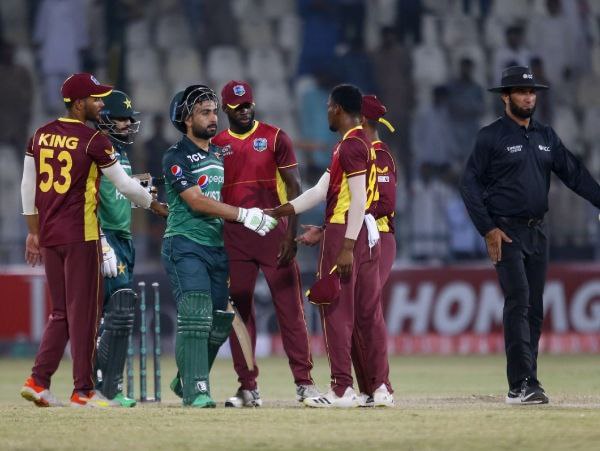 ಮಾಸ್ಕ್ ಧರಿಸಿ ಕಣಕ್ಕಿಳಿದಿದ್ದ ಆಟಗಾರರು 