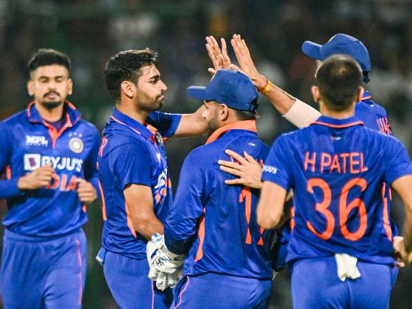 4 ಪಂದ್ಯಗಳಲ್ಲಿ 6 ವಿಕೆಟ್‌ಗಳ ಸಾಧನೆಗಾಗಿ ಸರಣಿ ಶ್ರೇಷ್ಠ ಪ್ರಶಸ್ತಿ 