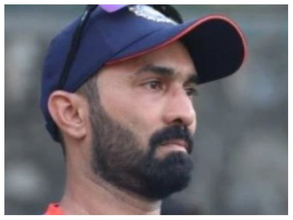 ಬ್ಯಾಟಿಂಗ್‌ಗೂ ಮುನ್ನ ಒಬ್ಬರನ್ನ ನಿರಂತರ ಮಾತನಾಡಿಸುವ ಕಾರ್ತಿಕ್