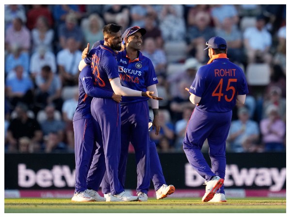 ಇತ್ತಂಡಗಳ ಆಡುವ 11ರ ಬಳಗ 