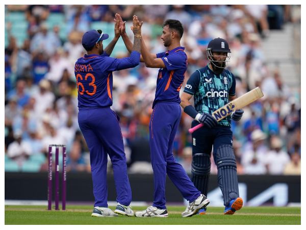 ಪೆವಿಲಿಯನ್ ಪರೇಡ್ ನಡೆಸಿದ ಇಂಗ್ಲೆಂಡ್ ಬ್ಯಾಟ್ಸ್‌ಮನ್ಸ್‌