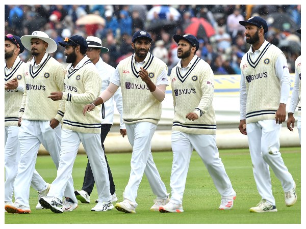 ಇಂಗ್ಲೆಂಡ್ ಇತ್ತಂಡಗಳ ಆಡುವ ಬಳಗ 