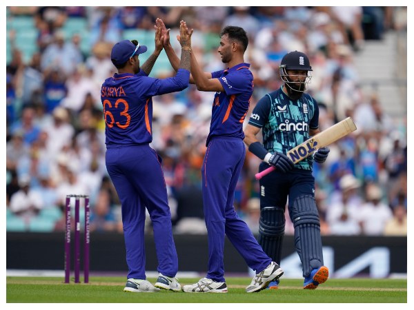 ಇತ್ತಂಡಗಳ ಆಡುವ ಬಳಗ 