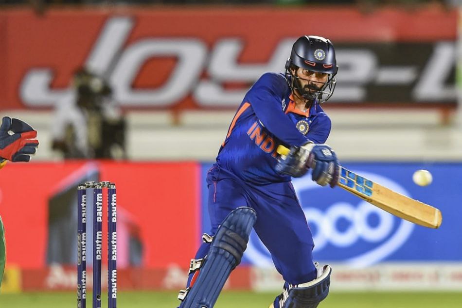 ಸ್ಲಾಗ್ ಓವರ್‌ಗಳಲ್ಲಿ ದಿನೇಶ್ ಕಾರ್ತಿಕ್ ಸ್ಫೋಟಕ ಬ್ಯಾಟಿಂಗ್