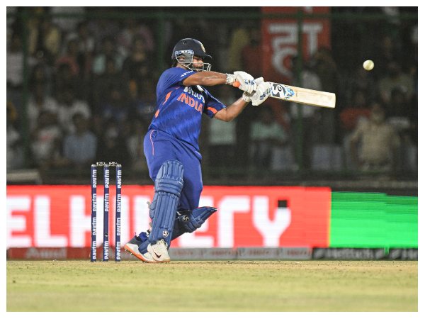 ವೈಟ್‌ಬಾಲ್‌ನಲ್ಲಿ ಪಂತ್ ಹಿನ್ನಡೆಗೆ ಕಾರಣ ಹೇಳಿದ ವಾನ್