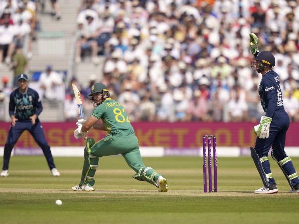 ಇಂಗ್ಲೆಂಡ್ ಆಡುವ ಬಳಗ