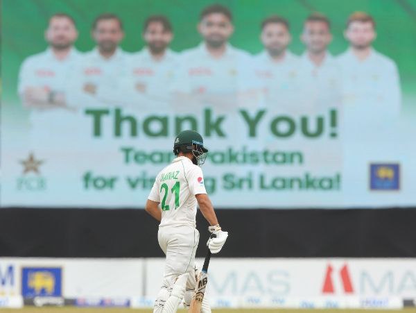 ಕುಸಿದ ಪಾಕಿಸ್ತಾನ 