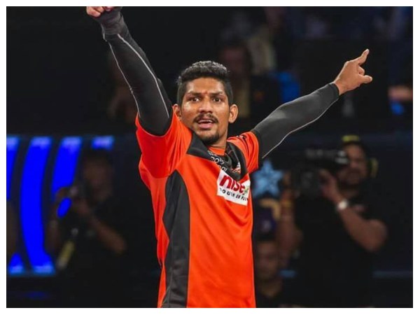 ಹೋಟೆಲ್‌ನಲ್ಲಿ ವೈಟರ್ ಆಗಿ ಕೆಲಸ