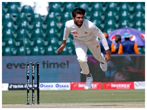 ಬೌಲಿಂಗ್‌ನಲ್ಲಿ ಮೇಲೆರಿದ ಪಾಕ್ ವೇಗಿ