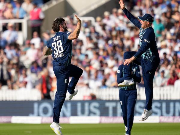 ರೀಸ್ ಟೋಪ್ಲೆ ಅವರು 24 ರನ್‌ಗಳಿಗೆ 6 ವಿಕೆಟ್‌