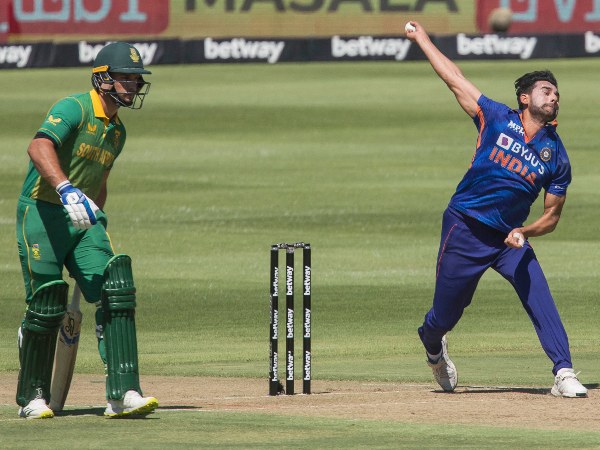 ಹೊಸ ಚೆಂಡಿನೊಂದಿಗೆ ಸ್ವಿಂಗ್ ಮತ್ತು ಸೀಮ್