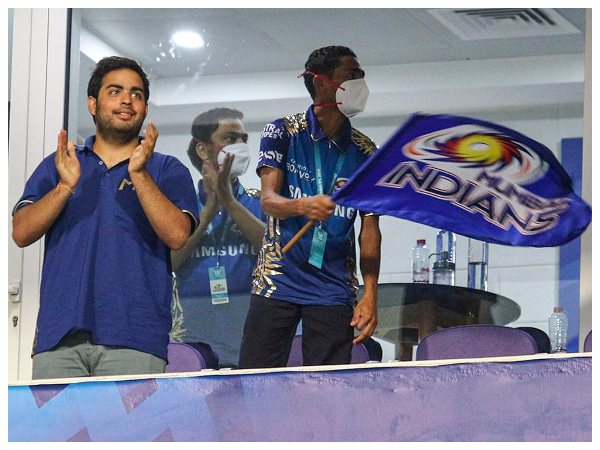 ಆಟಗಾರರಿಗೆ ಸ್ವಾಗತ ಕೋರಿದ ಆಕಾಶ್ ಅಂಬಾನಿ ಆಟಗಾರರಿಗೆ ಸ್ವಾಗತ ಕೋರಿದ ಆಕಾಶ್ ಅಂಬಾನಿ