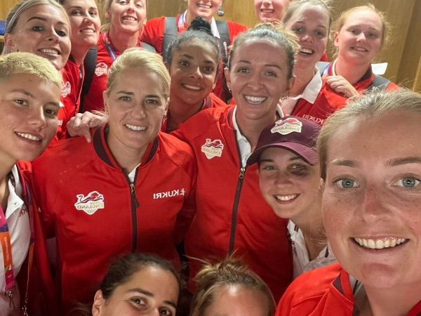 ಇಂಗ್ಲೆಂಡ್ ಆಡುವ ಬಳಗ 