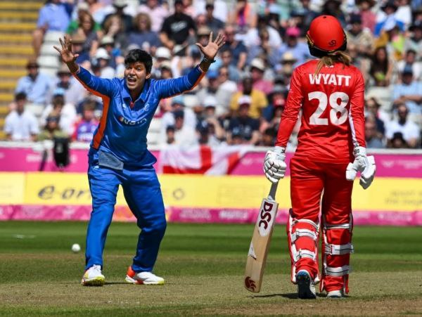 ಇಂಗ್ಲೆಂಡ್ ಇನ್ನಿಂಗ್ಸ್ 