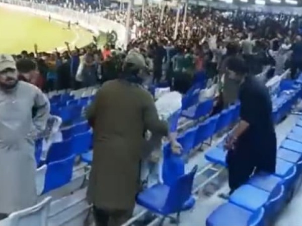 ಮೈದಾನದಲ್ಲಿ ಹೊಡೆದಾಡಿಕೊಂಡ ಅಭಿಮಾನಿಗಳು 