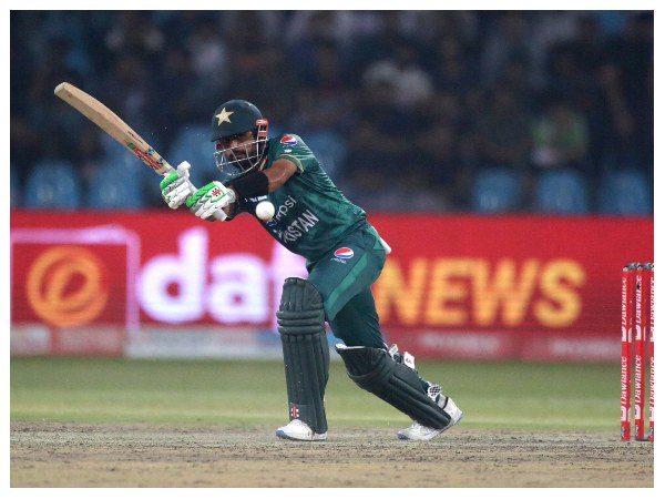 ಇತ್ತಂಡಗಳ ಆಡುವ ಬಳಗ