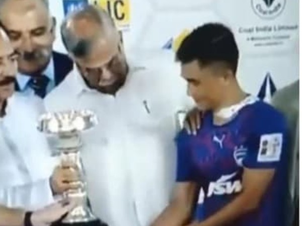 ಪ್ರಶಸ್ತಿ ತಾವೇ ಗೆದ್ದಿದ್ದೇವೆ ಎನ್ನುವಂತೆ ಫೋಸ್