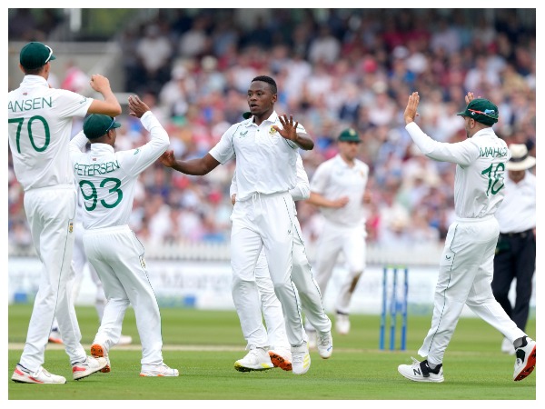 ದಕ್ಷಿಣ ಆಫ್ರಿಕಾ ಆಡುವ ಬಳಗ