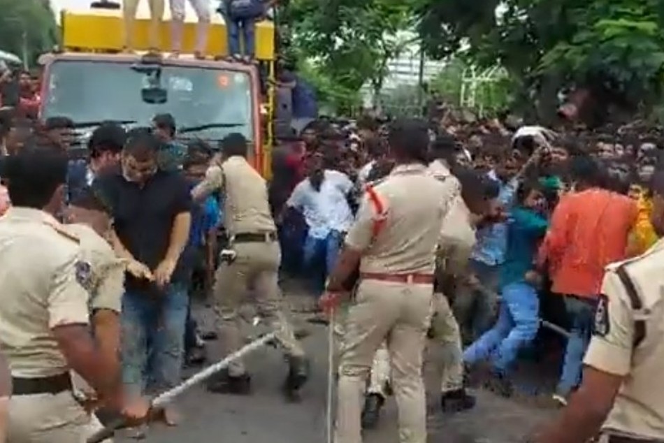 ಹೈದ್ರಾಬಾದ್‌ನಲ್ಲಿ ಟಿಕೆಟ್ ಮಾರಾಟದ ಅವ್ಯವಸ್ಥೆ 