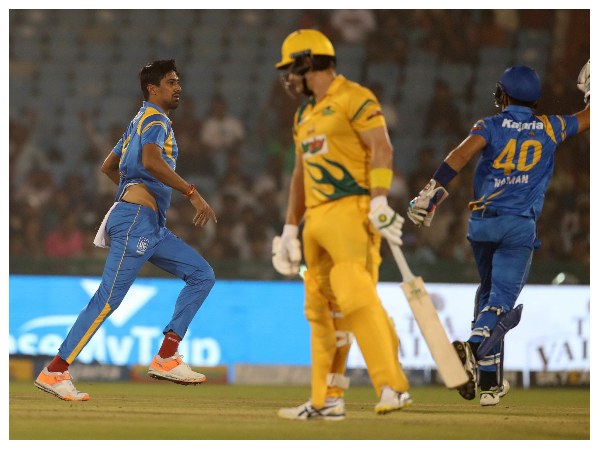 ಇತ್ತಂಡಗಳ ಆಡುವ ಬಳಗ