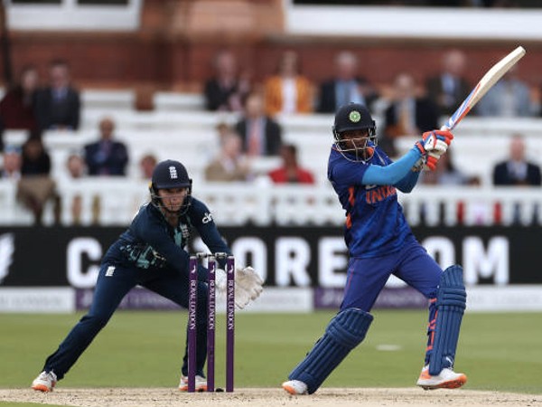 ಆಸರೆಯಾದ ದೀಪ್ತಿ ಶರ್ಮಾ, ಸ್ಮೃತಿ ಮಂಧಾನ 