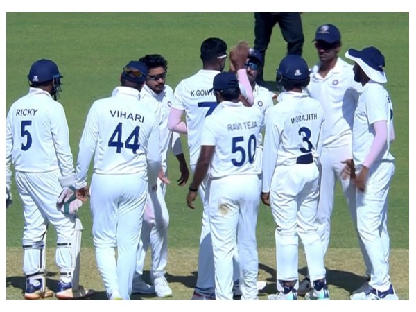 ಇತ್ತಂಡಗಳ ಆಡುವ ಬಳಗ