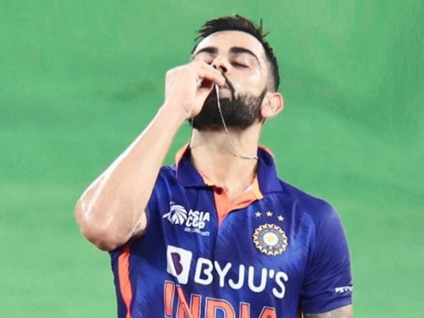 ಮದುವೆಯ ಉಂಗುರುಕ್ಕೆ ಚುಂಬಿಸಿದ ಕೊಹ್ಲಿ 