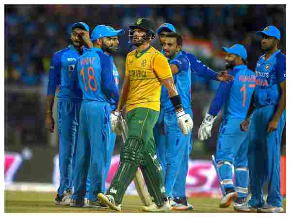 ಪವರ್‌ಪ್ಲೇನಲ್ಲೇ 5 ವಿಕೆಟ್ ಪತನ, 106ರನ್‌ಗೆ ಇನ್ನಿಂಗ್ಸ್ ಮುಕ್ತಾಯ!