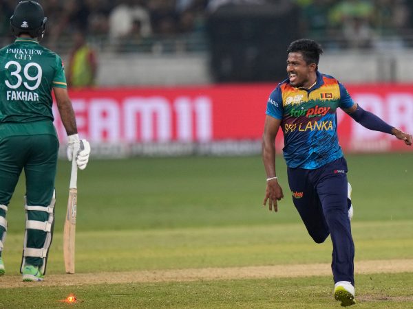 ಸತತ ಎಸೆತಗಳಲ್ಲಿ ಅಜಂ, ಜಮಾನ್ ವಿಕೆಟ್