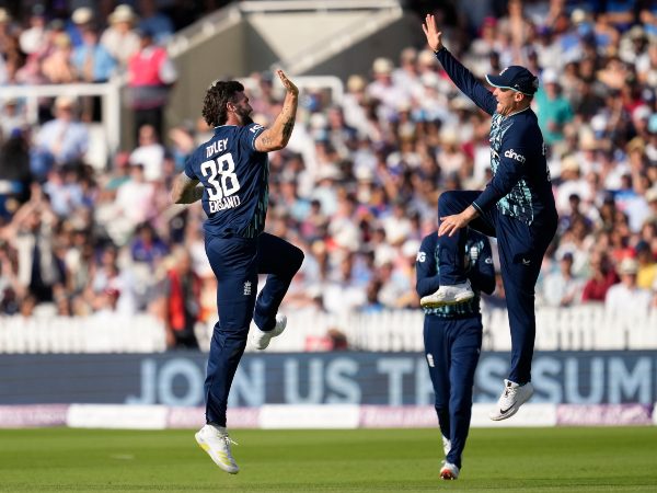 ಆಸ್ಟ್ರೇಲಿಯಾ, ಅಫ್ಘಾನಿಸ್ತಾನ ಮತ್ತು ಇಂಗ್ಲೆಂಡ್ ತಂಡಗಳು