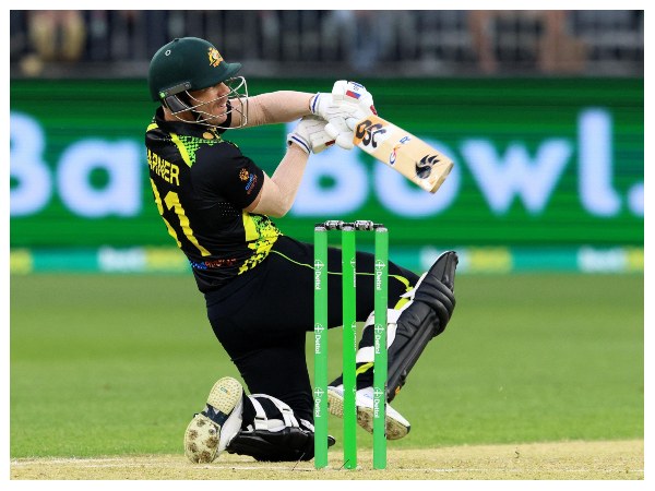 ಆಸಿಸ್ ಹೋರಾಟದಲ್ಲಿ ಮಿಂಚಿದ ವಾರ್ನರ್ ಆಸಿಸ್ ಹೋರಾಟದಲ್ಲಿ ಮಿಂಚಿದ ವಾರ್ನರ್