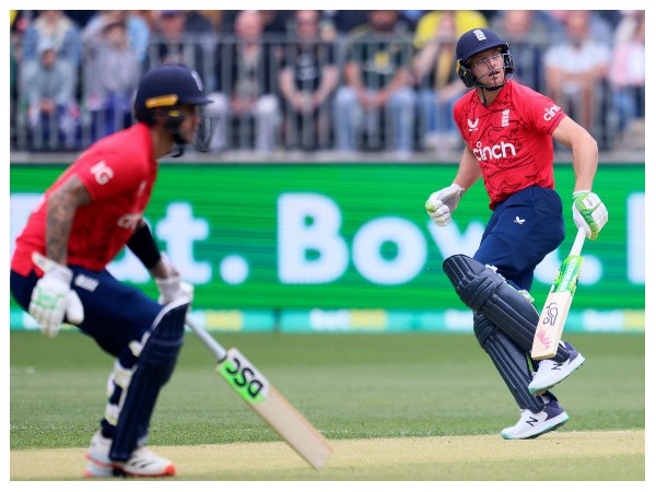 ಆರಂಭದಿಂದಲೇ ಅಬ್ಬರಿಸಿದ ಇಂಗ್ಲೆಂಡ್ ಆರಂಭದಿಂದಲೇ ಅಬ್ಬರಿಸಿದ ಇಂಗ್ಲೆಂಡ್