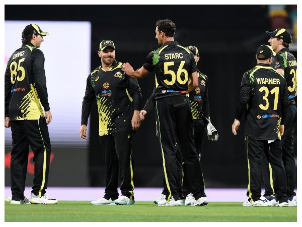 ಇತ್ತಂಡಗಳ ಆಡುವ ಬಳಗ